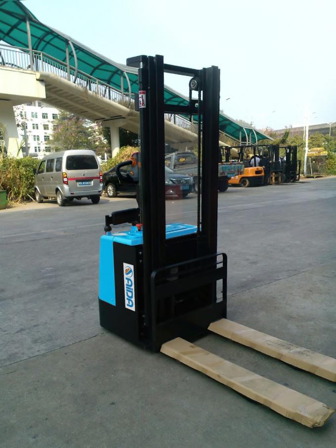 Stacker elettrico stand on Stacker elettrico per paletti 1