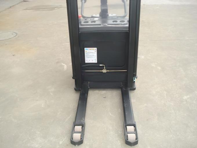 Stacker elettrico stand on Stacker elettrico per paletti 4